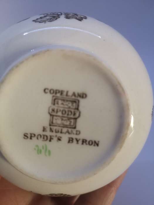 Copeland Spode`s Byron milk and sugar - note the chip