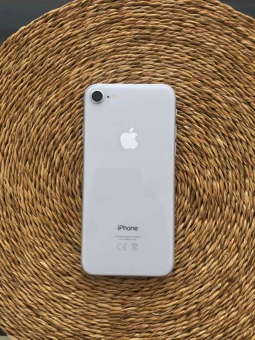 Apple iPhone 8 (64GB)