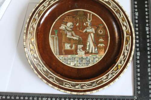 1970S EGYPTIAN OLIVE WOOD PLATE WITH INTRICATE INLAYS OF MOTHER OF PEARL IVORY AND VARIOUS METALS