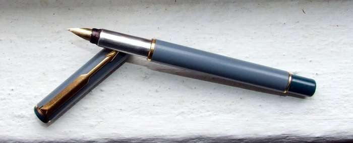 An unusual "feathered clip" gf PARKER VECTOR Fountain Pen in working condition.
