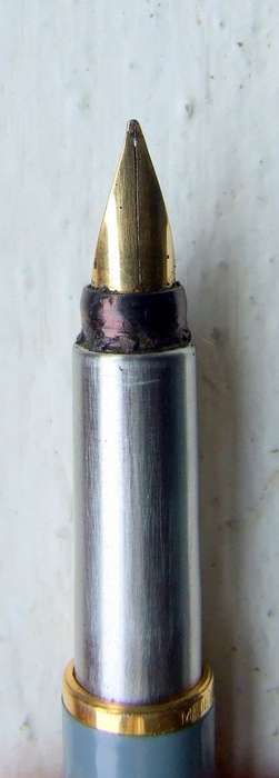 An unusual "feathered clip" gf PARKER VECTOR Fountain Pen in working condition.