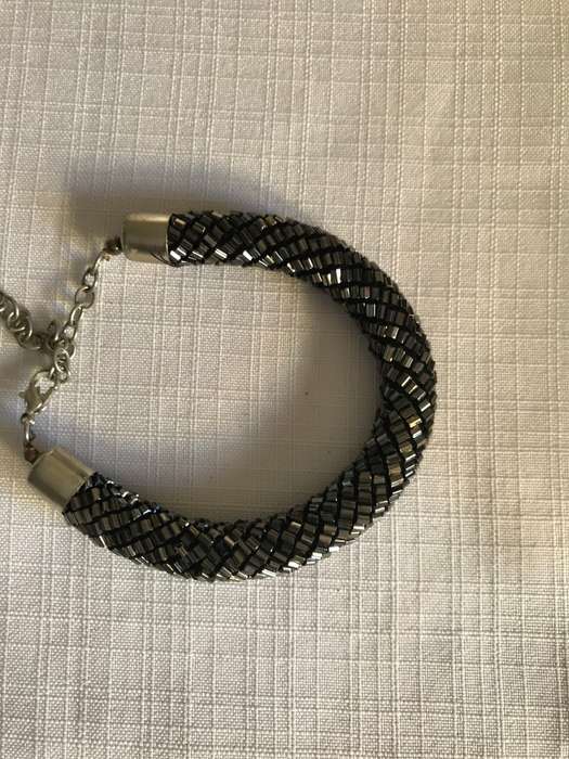 Graceful style bangle black