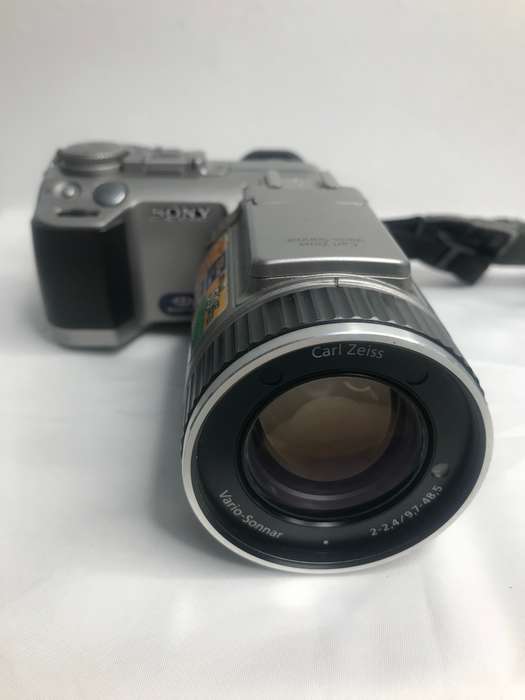 Sony MPEGMovie EX Digital Camera DSC-F707 with owners manua, carry strap, data cable no charger