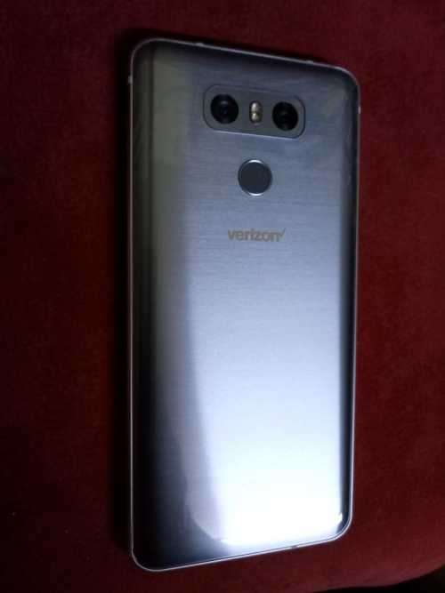 LG G6 - immaculate (with wireless charger) FREE COURIER included.