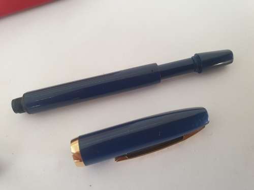 Vintage Blue Sheaffer Fountain Pen with Piston filling system in Sheaffer Case(see condition)