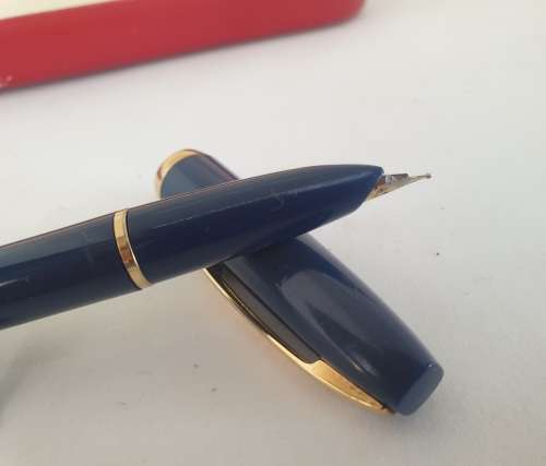 Vintage Blue Sheaffer Fountain Pen with Piston filling system in Sheaffer Case(see condition)