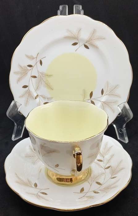 Vintage Royal Albert MONTROSE trio Fine Bone China -England - (5 Available bid is for one)