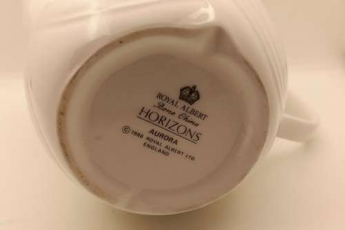 Vintage 1986 Royal Albert Bone China HORIZONS Aurora series Coffee pot -excellent Condition