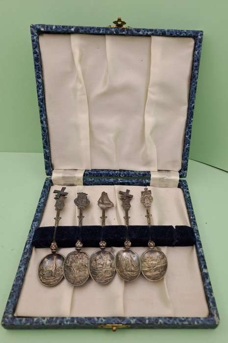 5 Vintage Dutch spoons in box -R92mm