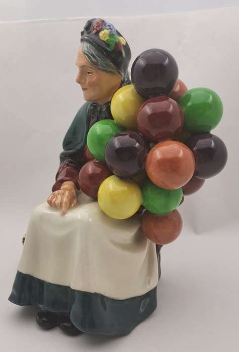 Vintage Royal Doulton ''The Old Lady Balloon Seller"  HN1315 Figurine 195x150x100mm
