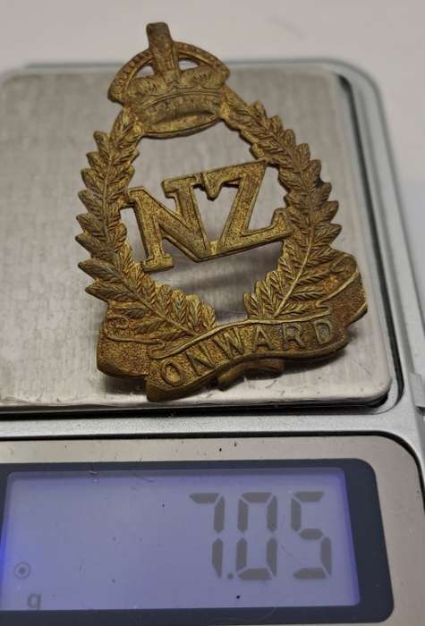 WWII New Zealand Onward Cap Badge 43x33mm