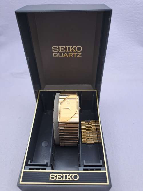 Vintage Seiko Ladies Quartz watch -WORKING- in Box - extra links for the strap