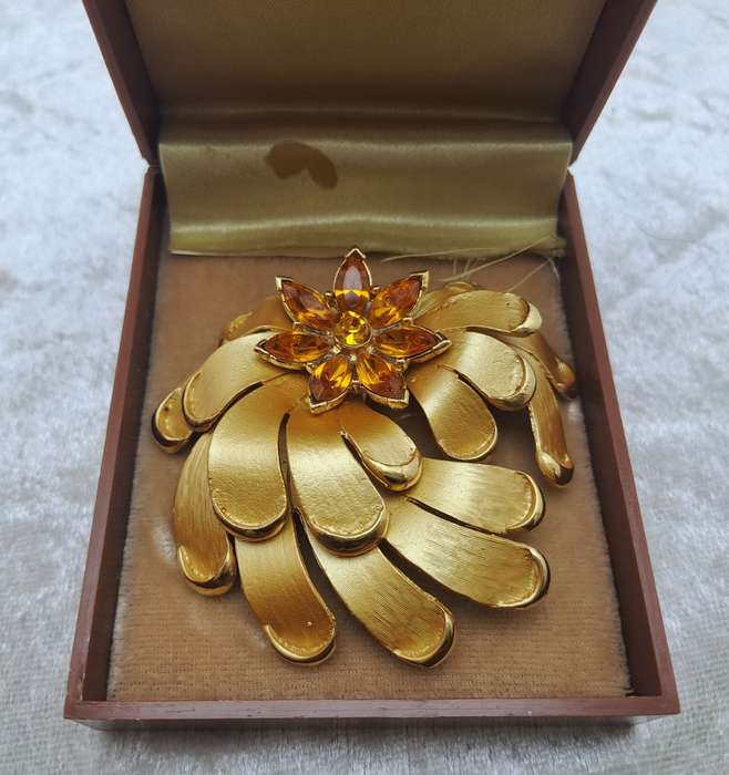 Large Vintage David Wuhl Gold tone Brooch 6cm x 6,5cm