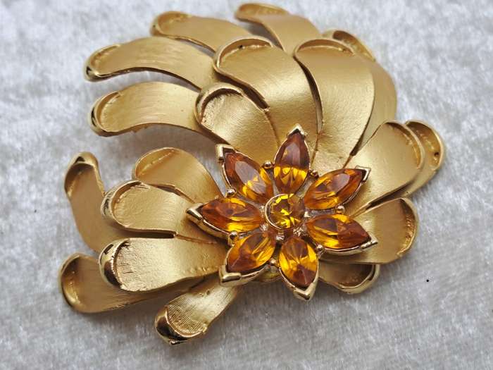 Large Vintage David Wuhl Gold tone Brooch 6cm x 6,5cm