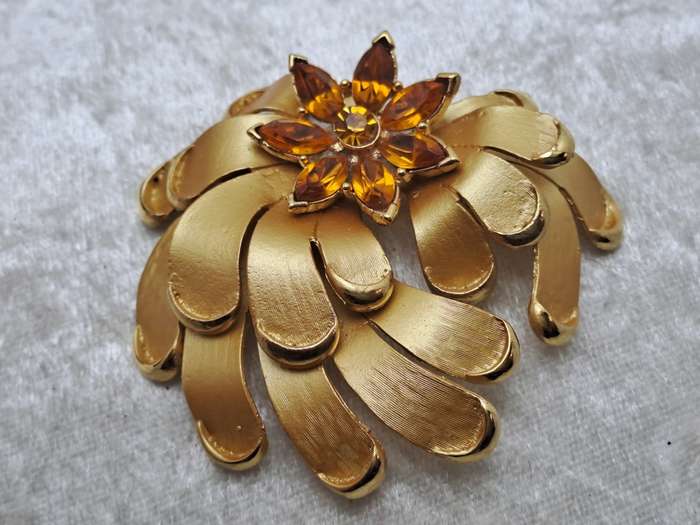Large Vintage David Wuhl Gold tone Brooch 6cm x 6,5cm