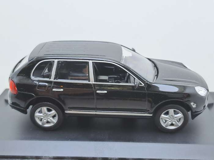 High Speed 2002 Porche Cayenne Turbo 1:43 Scale