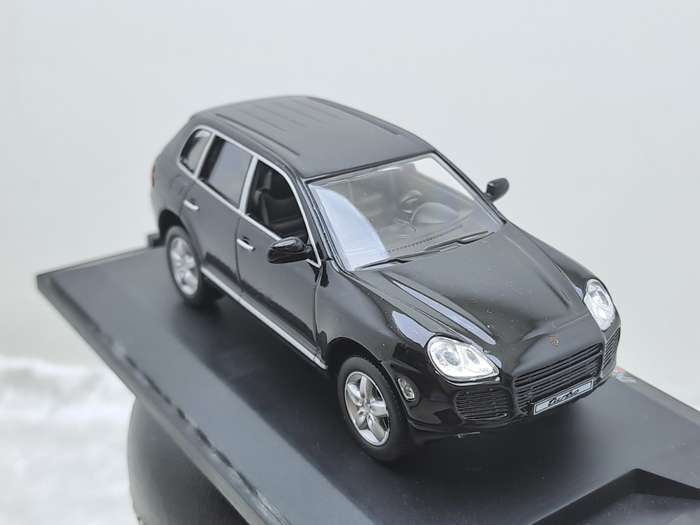 High Speed 2002 Porche Cayenne Turbo 1:43 Scale