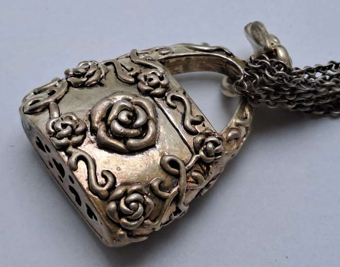 Pre-Owned Anna Sui American fashion designer Necklace with Pendant