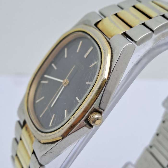 Pre-owned Vintage 1980`s Men`s Seiko Quarts -Working- Back cover engraved.
