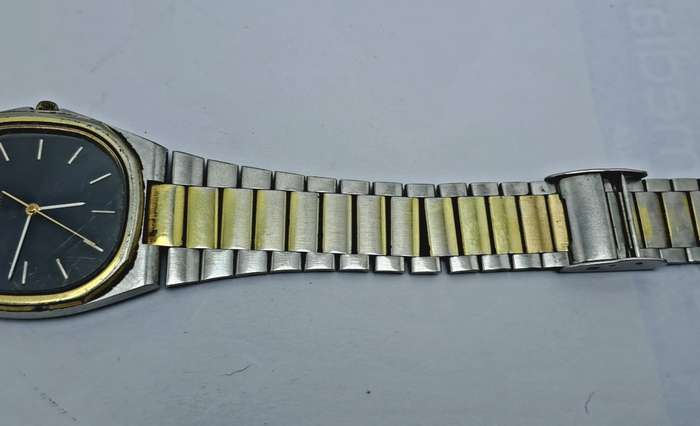 Pre-owned Vintage 1980`s Men`s Seiko Quarts -Working- Back cover engraved.