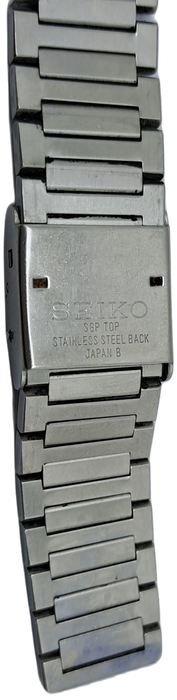 Pre-owned Vintage 1980`s Men`s Seiko Quarts -Working- Back cover engraved.