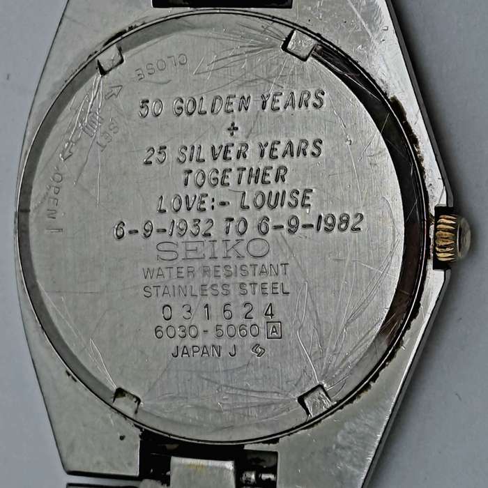 Pre-owned Vintage 1980`s Men`s Seiko Quarts -Working- Back cover engraved.