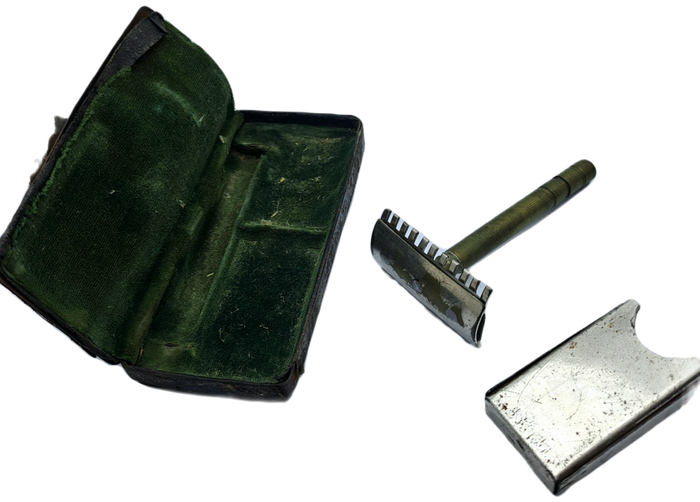 Antique Mens traveling Razot set in Tin . outside cover of tin in bad shape