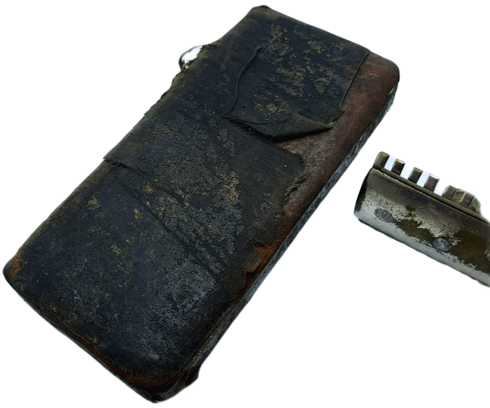 Antique Mens traveling Razot set in Tin . outside cover of tin in bad shape