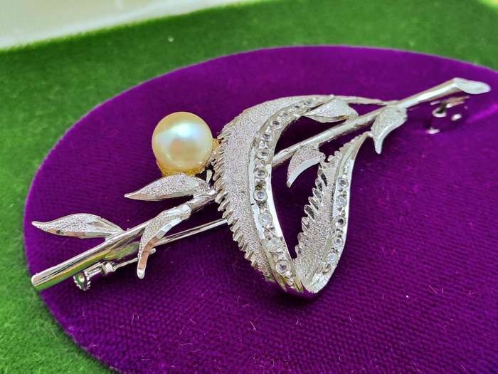 Vintage Brooch -Silver or Silver Plated- in Tiffany box  (Brooch don`t have the Tiffany mark)  7gram