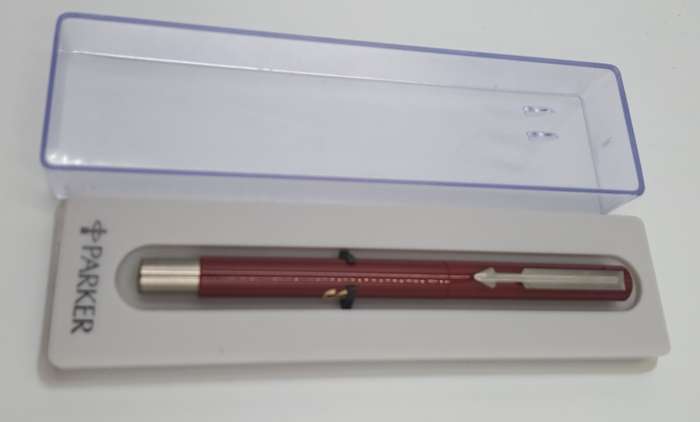 Pre-owned 2008 Parker Arrow Maroon Rollerball Pen  ..  In case , Ink still ok