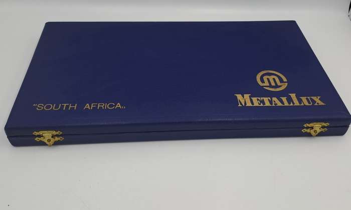 Eyeware -Vintage Optometrist  Metalux Tinted Lenses sample Kit in case