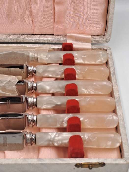 1950`s Priestley & Moore Mother of Pearl Knife set -Boxed -Unused-Sheffield England