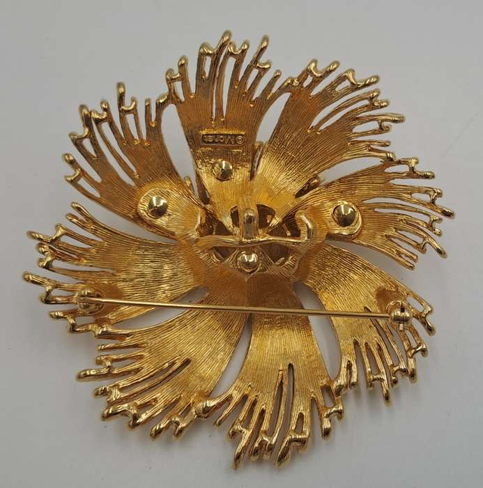 large Vintage 1960's Monet Gordelia Gold Plated Brooch