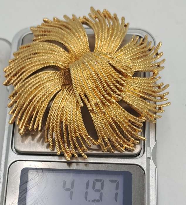 large Vintage 1960's Monet Gordelia Gold Plated Brooch
