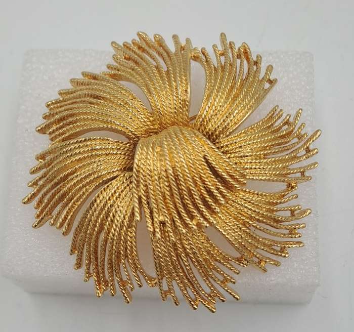 large Vintage 1960's Monet Gordelia Gold Plated Brooch