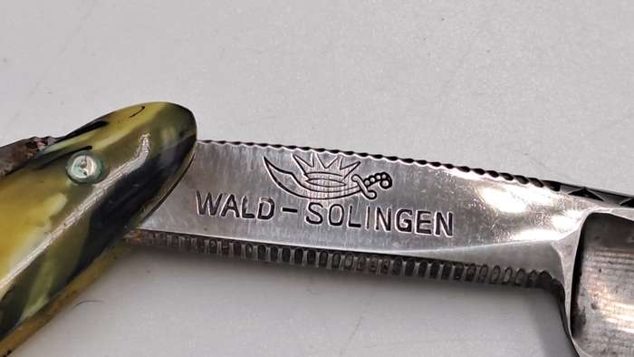 Vintage WALD -SOLINGEN Prima Bur cut throat razor - made in Germany with Box