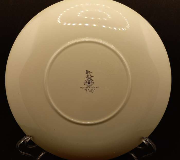 Vintage Royal Doulton Mother Kangaroo with Joey. D.6423 Plate 265mm