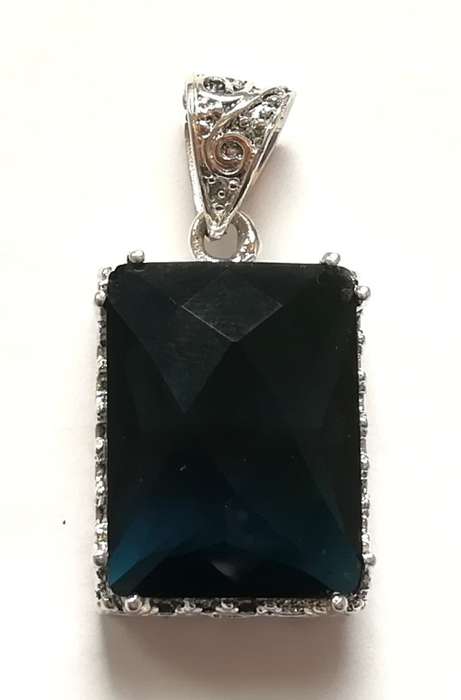 STERLING SILVER AND GLASS PENDANT 20 X 25MM 13.2 GRAMS