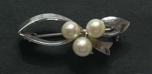 STERLING SILVER + PEARL BROOCH 10 X 35MM