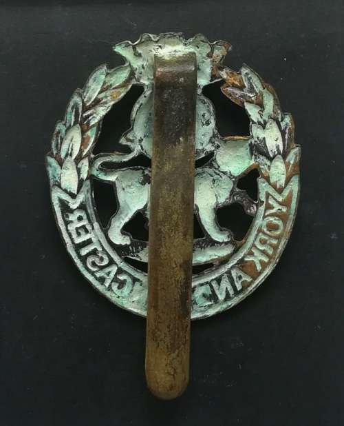 BRITISH ARMY YORK AND LANCASTER CAP BADGE