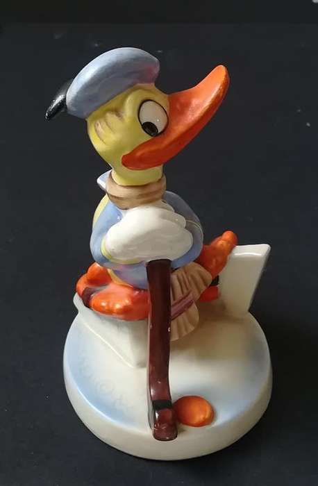 GOEBEL DISNEY SERIES DONALD DUCK *HOCKEY* DIS123 *SMALL NIK TO RIM* 110X70MM
