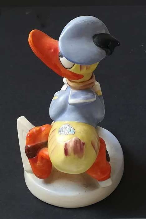 GOEBEL DISNEY SERIES DONALD DUCK *HOCKEY* DIS123 *SMALL NIK TO RIM* 110X70MM