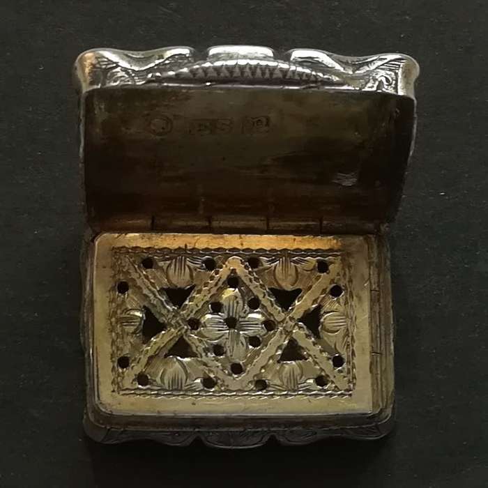 BIRMINGHAM 1847 STERLING SILVER VINAIGRETTE 26X18MM 10.2G *SOME DENTS*