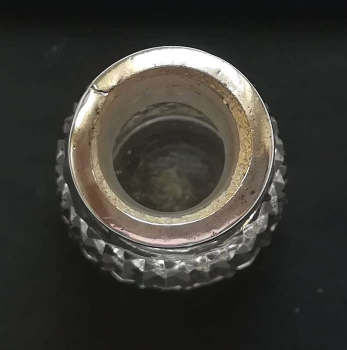 STERLING SILVER AND CRYSTAL BIRMINGHAM 1901 PERFUME BOTTLE WALKER AND HALL 25X45MM
