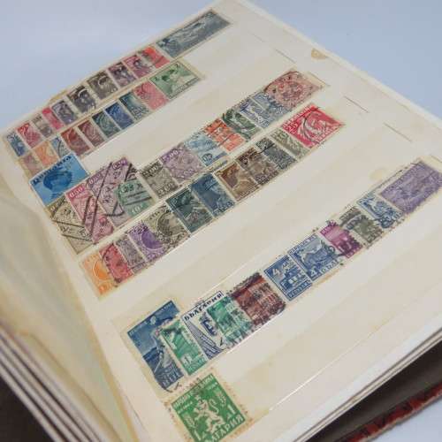 Stamp Album with more than 700 world stamps - Not researched