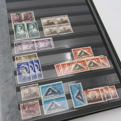 Stamp album with 32 pages - Well over 1000 South Africa stamps - Many mint
