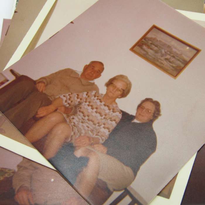 128 Fotos - meestal van mense in Bloemfontein omgewing - 1930 en aan Kottich en Barnardt families