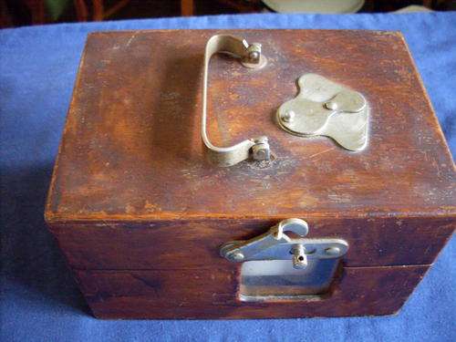 What a find old racing pigeon timer in lovely wooden box. Quite heavy so P&P 60.00