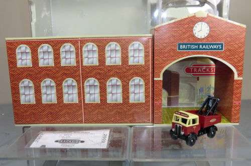 Lledo 2 Piece Tin Plate Railway depot & AEC wrecker British Railways BB2002 - 1:76 00 Scale (NOS)