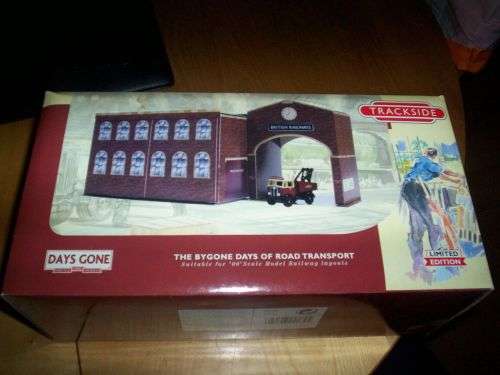 Lledo 2 Piece Tin Plate Railway depot & AEC wrecker British Railways BB2002 - 1:76 00 Scale (NOS)